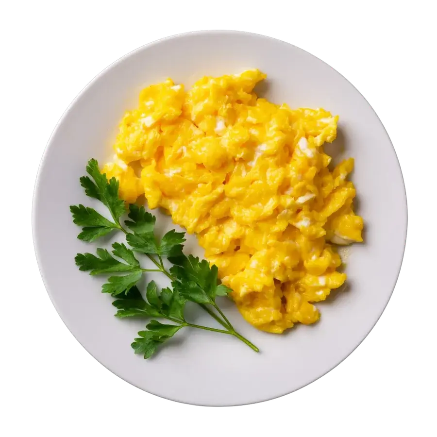 Prato branco com ovos mexidos e salsinha fresca
